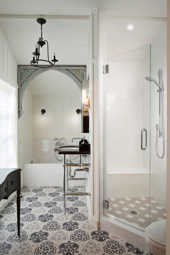 他の地域にある中くらいなトランジショナルスタイルのおしゃれな浴室 (コーナー設置型シャワー、白い壁) の写真