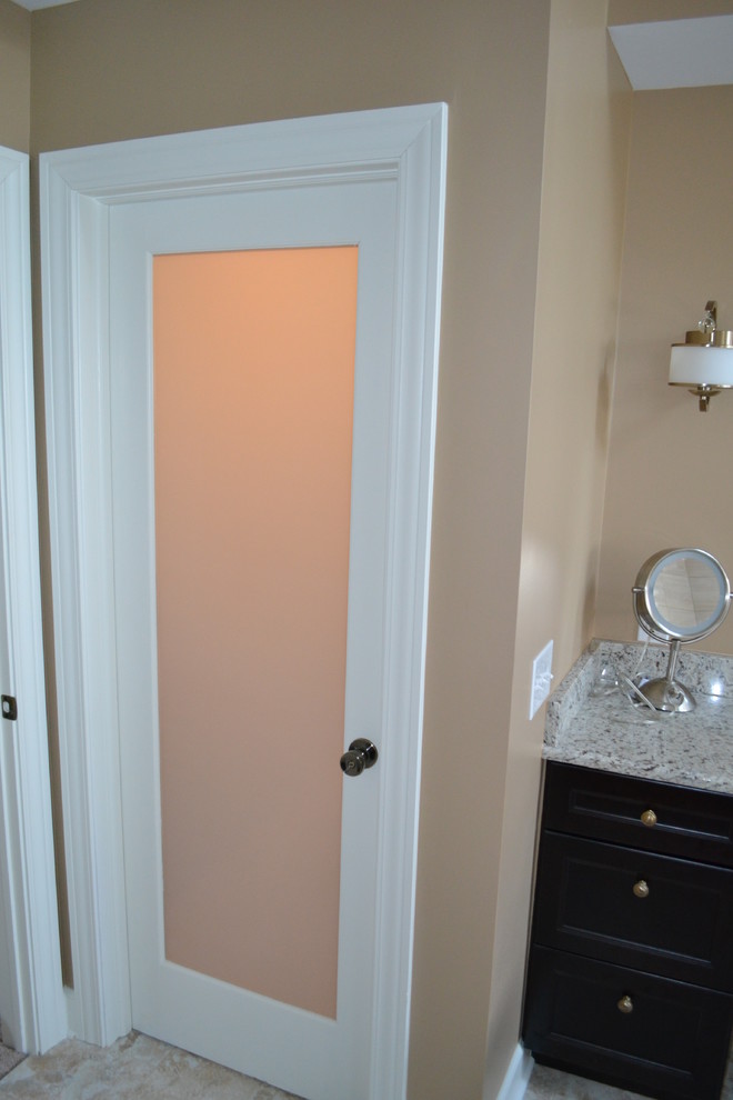 Cette photo montre une salle de bain chic avec WC séparés, un carrelage beige et un sol en travertin.