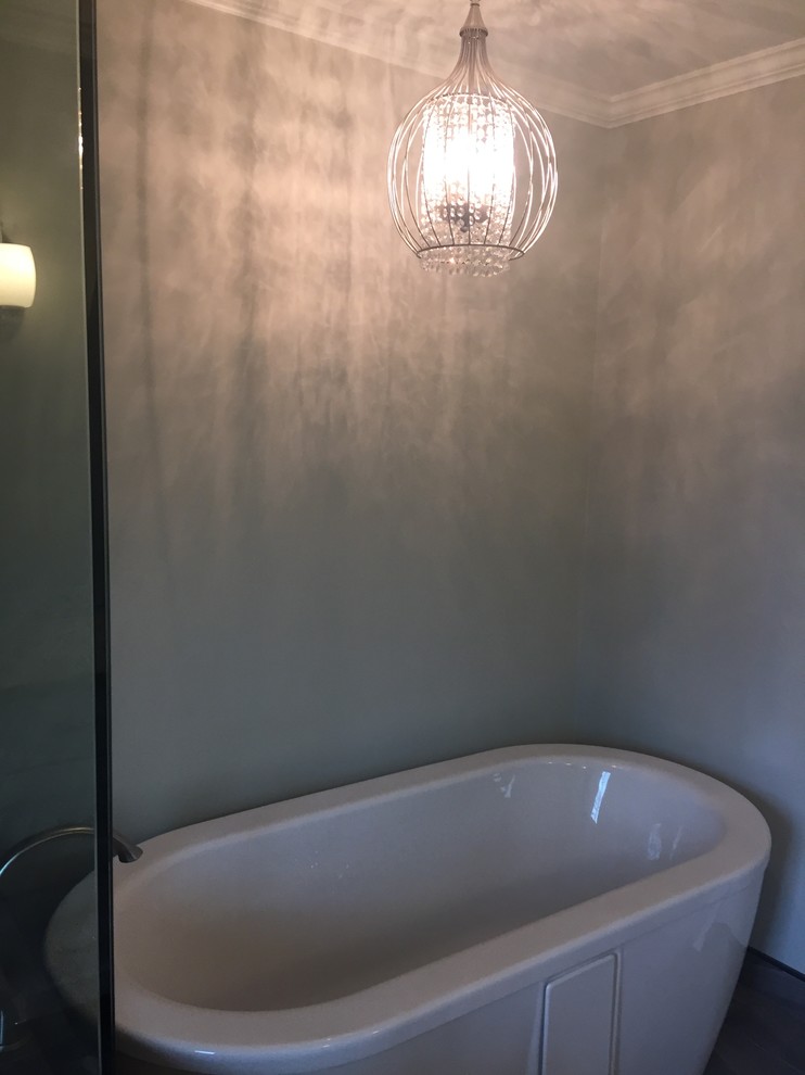 Bild på ett vintage en-suite badrum, med luckor med infälld panel, vita skåp, ett fristående badkar, en hörndusch, en toalettstol med separat cisternkåpa, porslinskakel, blå väggar, klinkergolv i porslin och ett undermonterad handfat