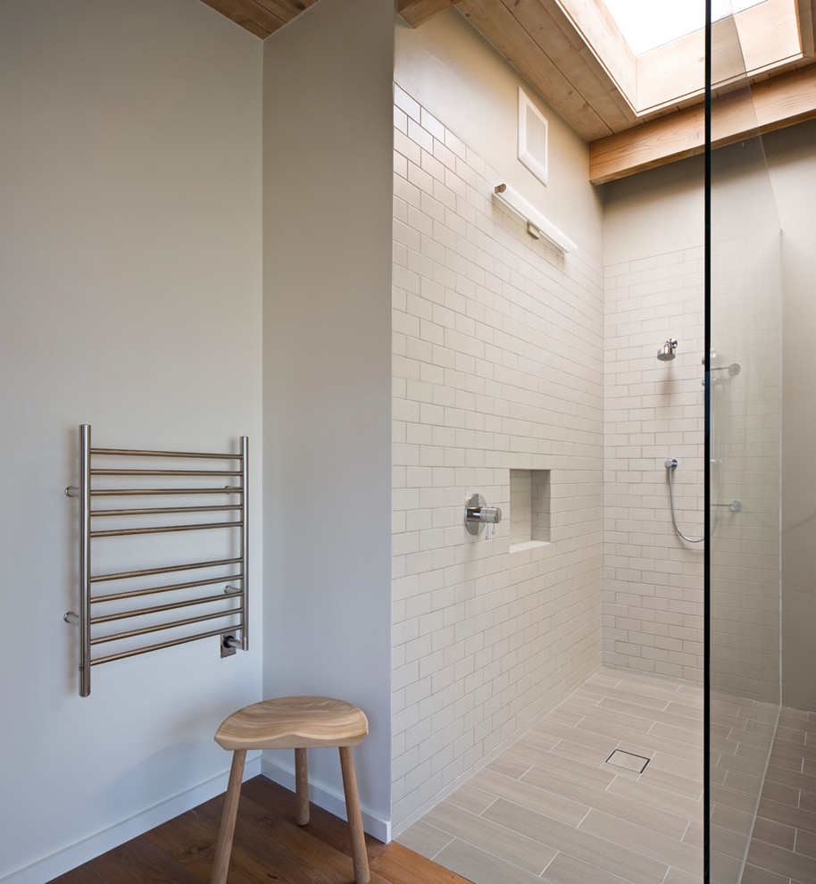 Bild på ett mellanstort funkis badrum, med en öppen dusch, vit kakel, tunnelbanekakel, vita väggar, klinkergolv i porslin, brunt golv och med dusch som är öppen