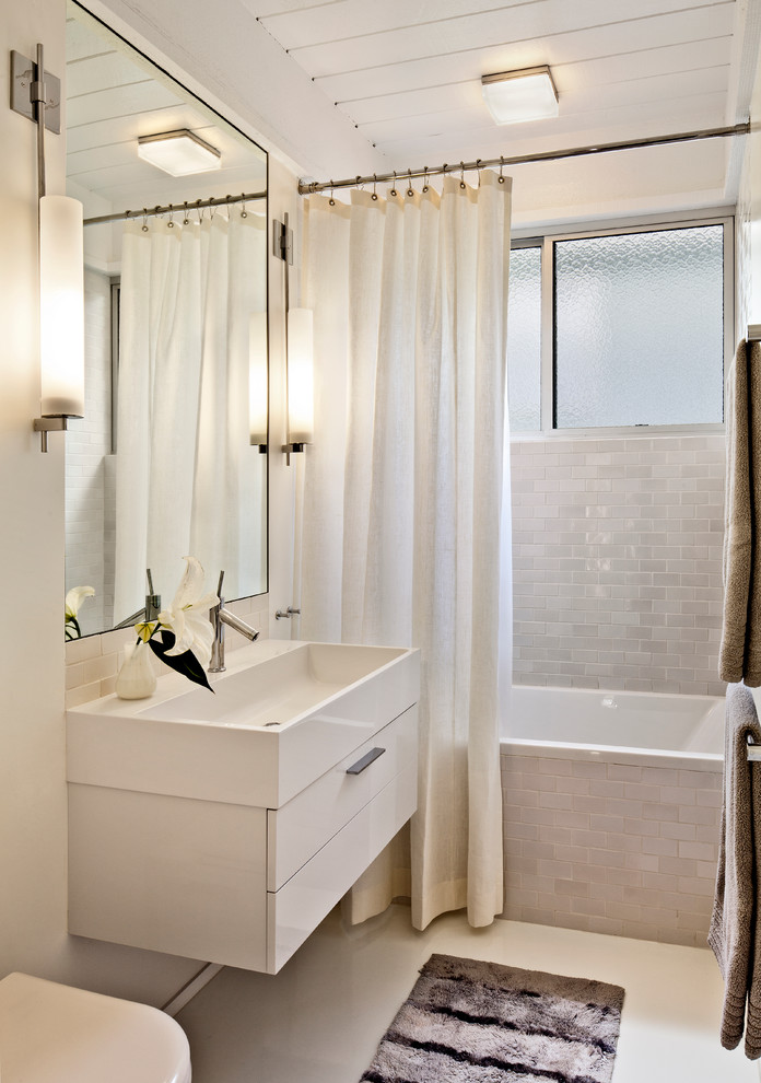 Imagen de cuarto de baño rectangular vintage con lavabo integrado