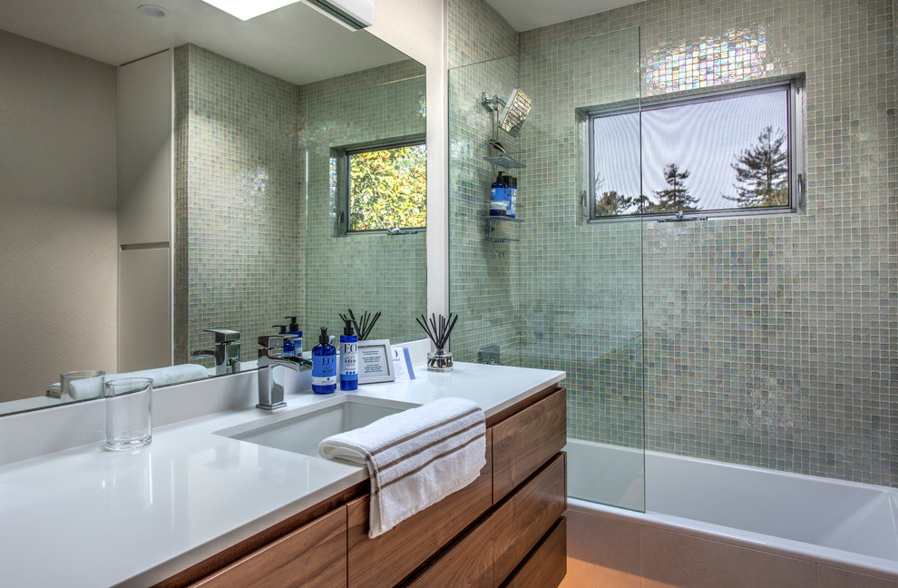 他の地域にある中くらいなコンテンポラリースタイルのおしゃれな浴室 (フラットパネル扉のキャビネット、濃色木目調キャビネット、アルコーブ型浴槽、シャワー付き浴槽	、緑のタイル、モザイクタイル、アンダーカウンター洗面器、ベージュの壁、セラミックタイルの床、クオーツストーンの洗面台) の写真