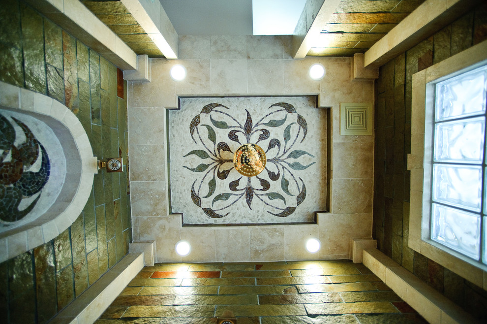 Bild på ett mycket stort vintage badrum, med ett undermonterad handfat, ett undermonterat badkar, en kantlös dusch, flerfärgad kakel, stenkakel, beige väggar och skiffergolv