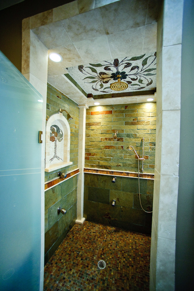На фото: огромная ванная комната в классическом стиле с врезной раковиной, полновстраиваемой ванной, душем без бортиков, разноцветной плиткой, каменной плиткой, бежевыми стенами и полом из сланца с