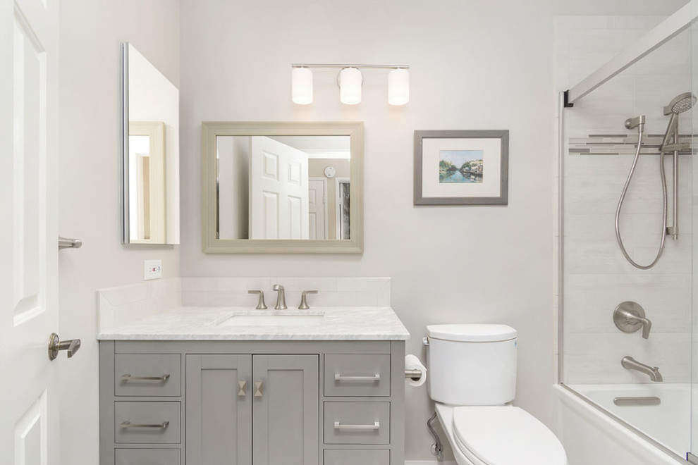 Idées déco pour une petite salle de bain principale contemporaine avec un placard en trompe-l'oeil, des portes de placard grises, une baignoire en alcôve, WC séparés, un carrelage gris, un mur gris, un sol en carrelage de porcelaine, un lavabo encastré, un plan de toilette en quartz modifié et un plan de toilette blanc.