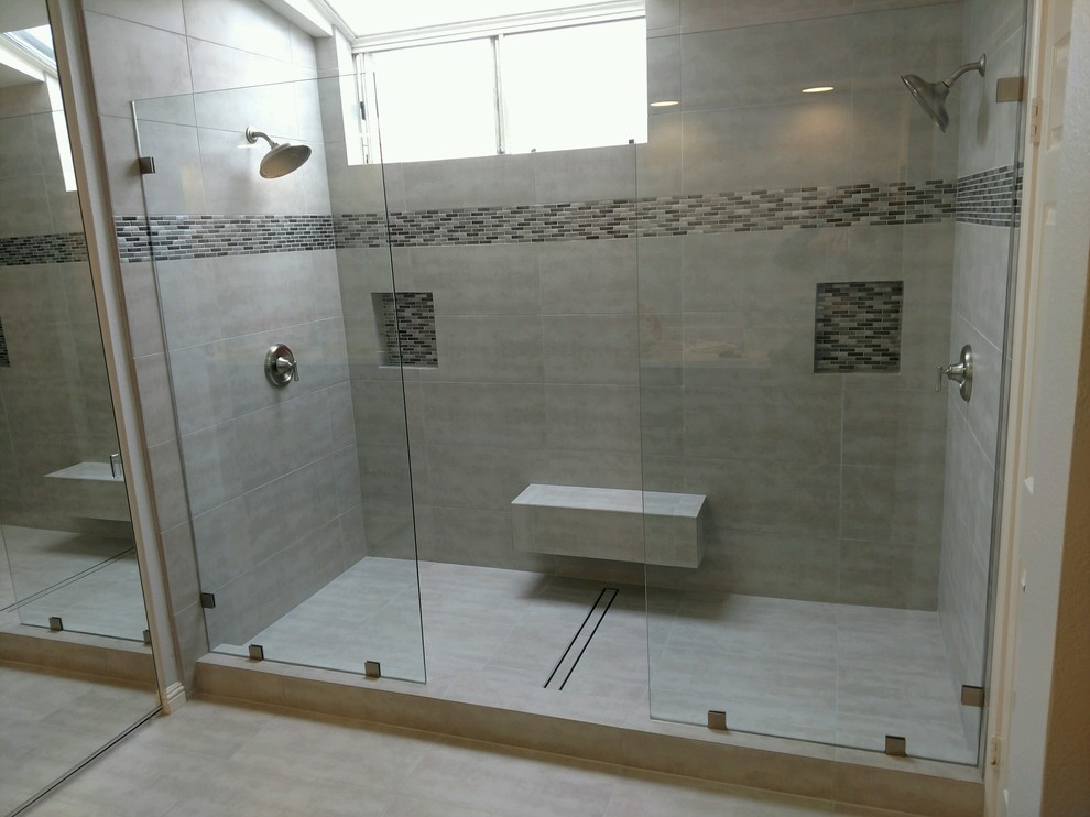 Пример оригинального дизайна: большая главная ванная комната в стиле модернизм с душем в нише