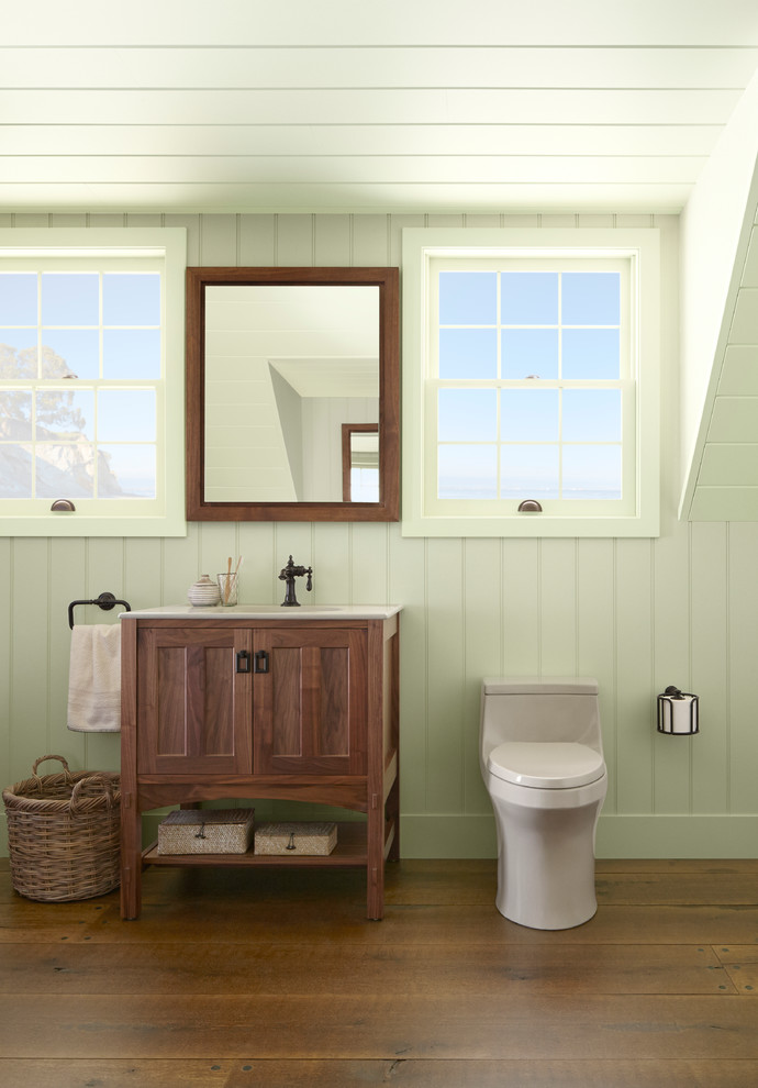 Immagine di una piccola stanza da bagno con doccia american style con lavabo integrato, ante in stile shaker, ante in legno scuro, top in quarzo composito, WC monopezzo, pareti verdi e pavimento in legno massello medio