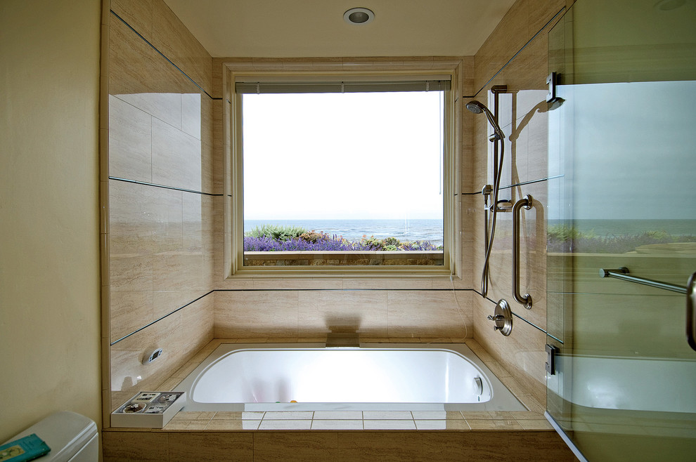 サンフランシスコにあるコンテンポラリースタイルのおしゃれな浴室 (アルコーブ型浴槽、ベージュのタイル、ベージュの壁) の写真
