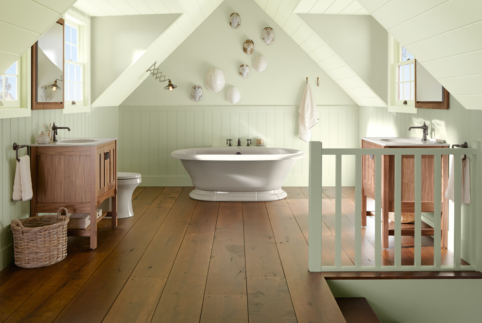 Стильный дизайн: огромная ванная комната в стиле кантри с монолитной раковиной, фасадами островного типа, фасадами цвета дерева среднего тона, отдельно стоящей ванной, унитазом-моноблоком, зелеными стенами и паркетным полом среднего тона - последний тренд