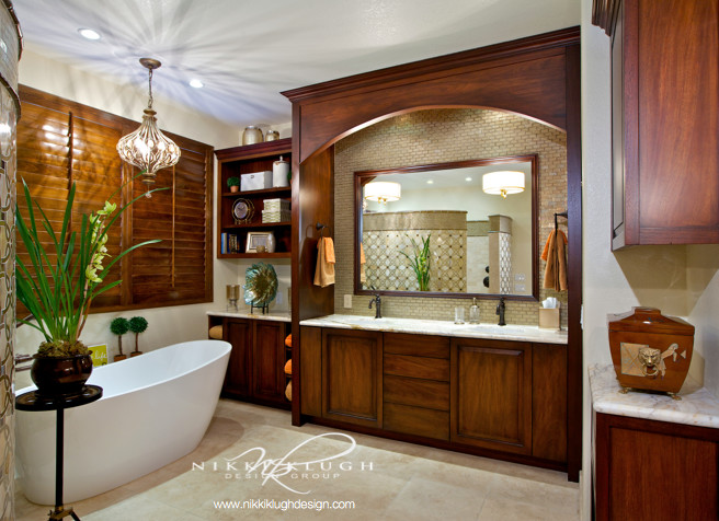 На фото: большая ванная комната в классическом стиле с фасадами с выступающей филенкой, темными деревянными фасадами, угловым душем, желтыми стенами, полом из травертина, врезной раковиной и столешницей из гранита с