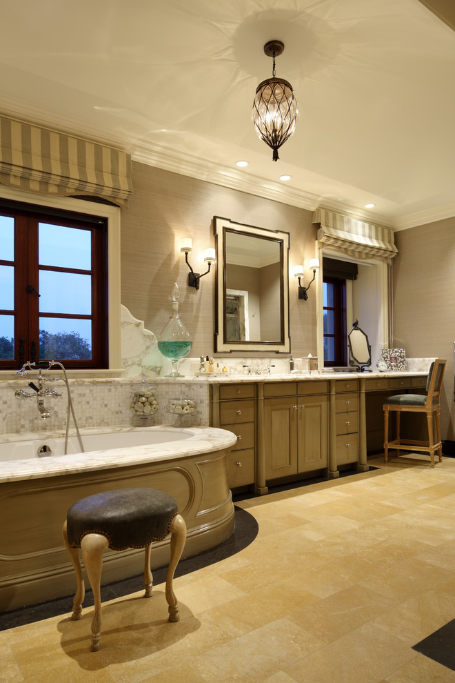 Стильный дизайн: ванная комната в средиземноморском стиле с зелеными фасадами и отдельно стоящей ванной - последний тренд