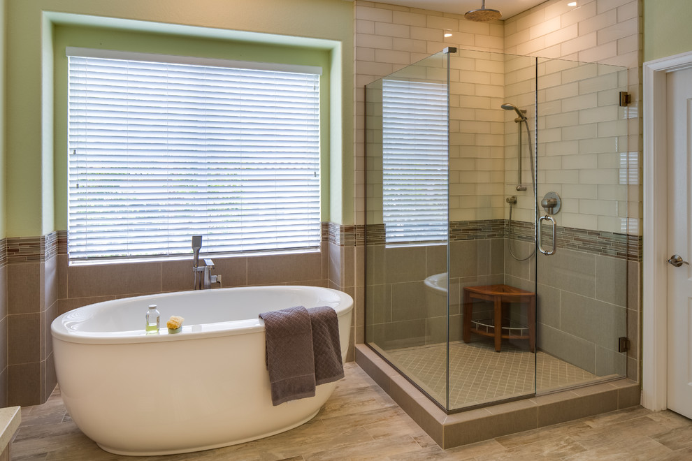 Источник вдохновения для домашнего уюта: главная ванная комната среднего размера в стиле неоклассика (современная классика) с отдельно стоящей ванной, угловым душем, бежевой плиткой, плиткой кабанчик, зелеными стенами и полом из керамогранита