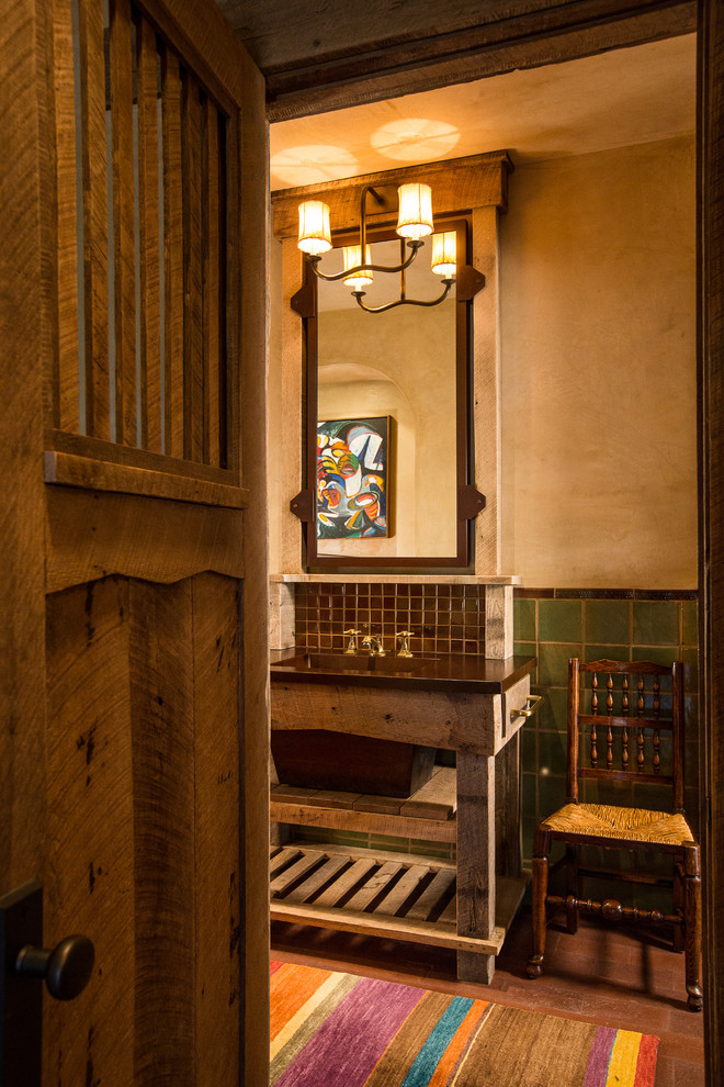 Inredning av ett rustikt stort brun brunt en-suite badrum, med skåp i mellenmörkt trä, grön kakel, beige väggar, ett integrerad handfat, keramikplattor och tegelgolv