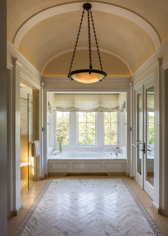 Idéer för medelhavsstil badrum, med ett undermonterat badkar och mosaik
