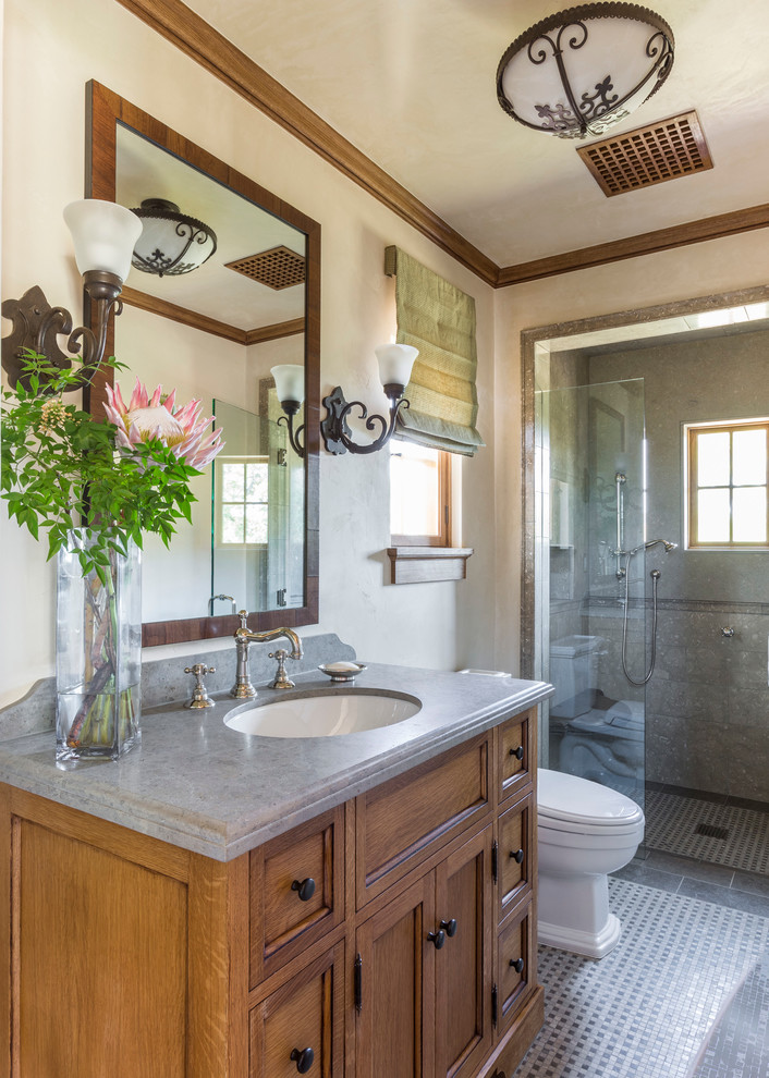Foto på ett stort medelhavsstil grå badrum med dusch, med skåp i shakerstil, skåp i mörkt trä, en dusch i en alkov, grå kakel, beige väggar, ett undermonterad handfat, bänkskiva i kvarts, flerfärgat golv och med dusch som är öppen
