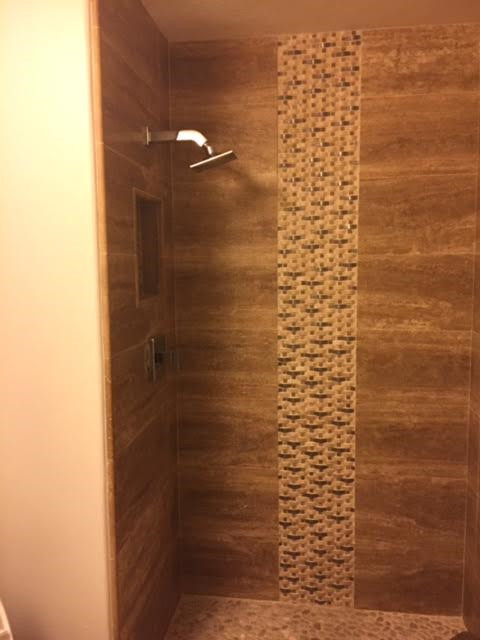Aménagement d'une salle de bain contemporaine de taille moyenne avec un carrelage beige.