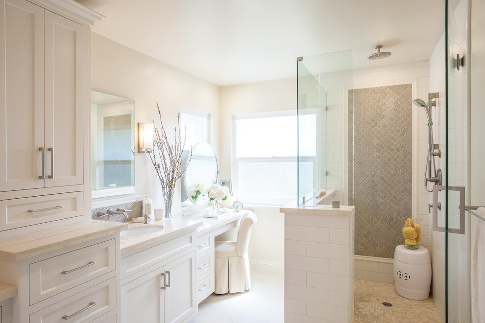 Идея дизайна: большая главная ванная комната в классическом стиле с врезной раковиной, фасадами с утопленной филенкой, белыми фасадами, мраморной столешницей, угловым душем, белой плиткой, керамической плиткой и белыми стенами