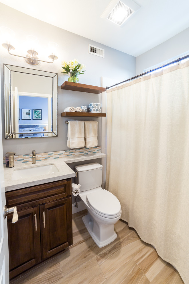 Стильный дизайн: ванная комната среднего размера в классическом стиле с фасадами с выступающей филенкой, темными деревянными фасадами, ванной в нише, угловым душем, раздельным унитазом, белой плиткой, стеклянной плиткой, белыми стенами, паркетным полом среднего тона, душевой кабиной, монолитной раковиной, столешницей из гранита, коричневым полом, шторкой для ванной и белой столешницей - последний тренд