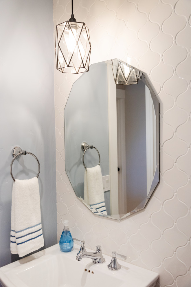 Esempio di una stanza da bagno con doccia american style di medie dimensioni con ante di vetro, piastrelle bianche, piastrelle in ceramica, pareti blu e lavabo a colonna