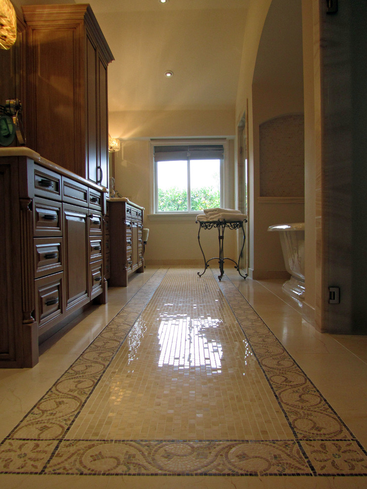 Пример оригинального дизайна: большая главная ванная комната в классическом стиле с фасадами с выступающей филенкой, темными деревянными фасадами, отдельно стоящей ванной, душем в нише, унитазом-моноблоком, бежевой плиткой, керамогранитной плиткой, бежевыми стенами, полом из керамогранита, врезной раковиной и столешницей из оникса