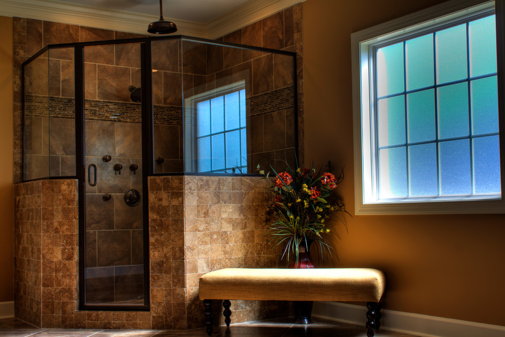 Пример оригинального дизайна: огромная главная ванная комната в классическом стиле с фасадами с выступающей филенкой, темными деревянными фасадами, столешницей из гранита, коричневой плиткой, керамогранитной плиткой, накладной ванной, угловым душем, раздельным унитазом, врезной раковиной, коричневыми стенами и полом из керамогранита