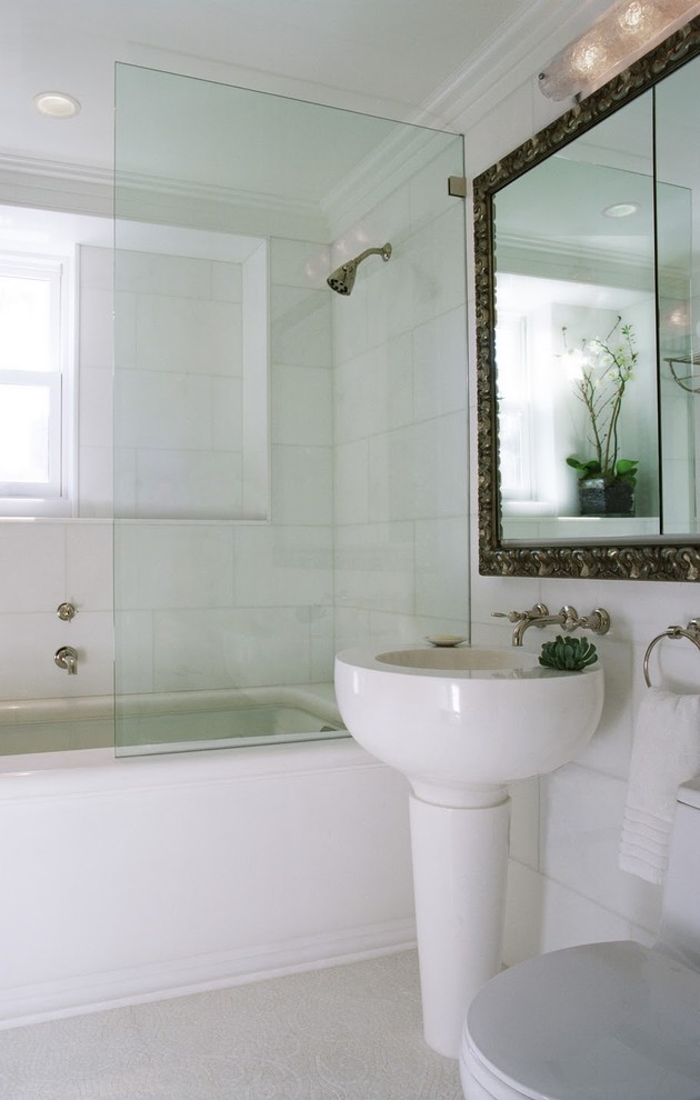 Imagen de cuarto de baño tradicional con baldosas y/o azulejos en mosaico y lavabo con pedestal