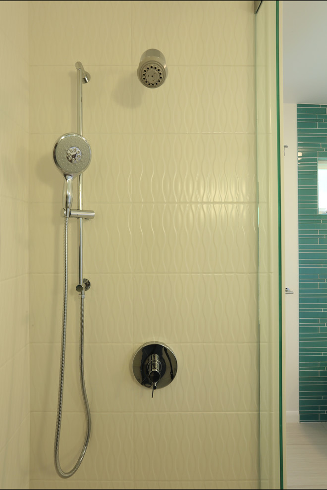 Idée de décoration pour une douche en alcôve principale vintage en bois foncé de taille moyenne avec un lavabo encastré, un placard en trompe-l'oeil, une baignoire indépendante, WC séparés, un carrelage bleu, un carrelage en pâte de verre, un mur blanc, un sol en carrelage de céramique et un plan de toilette en quartz modifié.