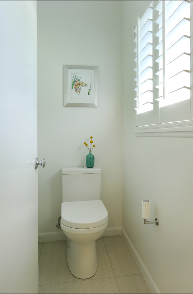 Idées déco pour un WC et toilettes rétro en bois foncé de taille moyenne avec un lavabo encastré, un placard en trompe-l'oeil, WC séparés, un carrelage bleu, un carrelage en pâte de verre, un mur blanc, un sol en carrelage de céramique et un plan de toilette en quartz modifié.