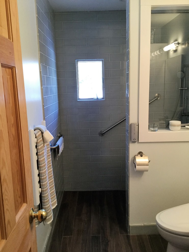 Exemple d'une salle de bain principale tendance de taille moyenne avec un placard à porte plane, des portes de placard blanches, une douche à l'italienne, WC séparés, un carrelage bleu, des carreaux de céramique, un mur blanc, un sol en carrelage de porcelaine, un lavabo encastré et un plan de toilette en surface solide.