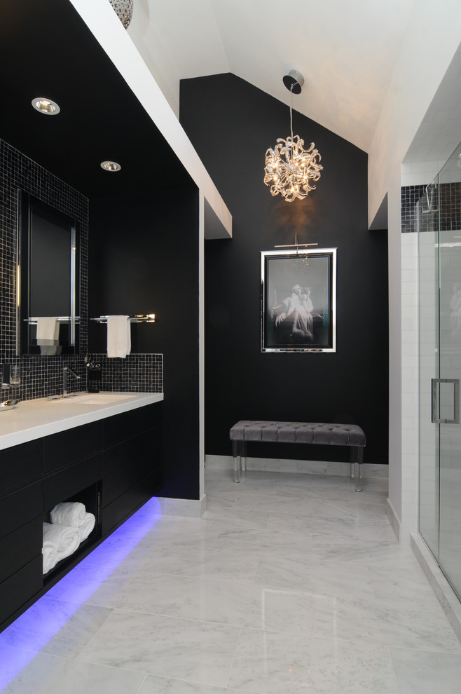 На фото: большая ванная комната в стиле модернизм с врезной раковиной, фасадами островного типа, черными фасадами, столешницей из искусственного кварца, полновстраиваемой ванной, открытым душем, раздельным унитазом, черной плиткой, черными стенами и мраморным полом