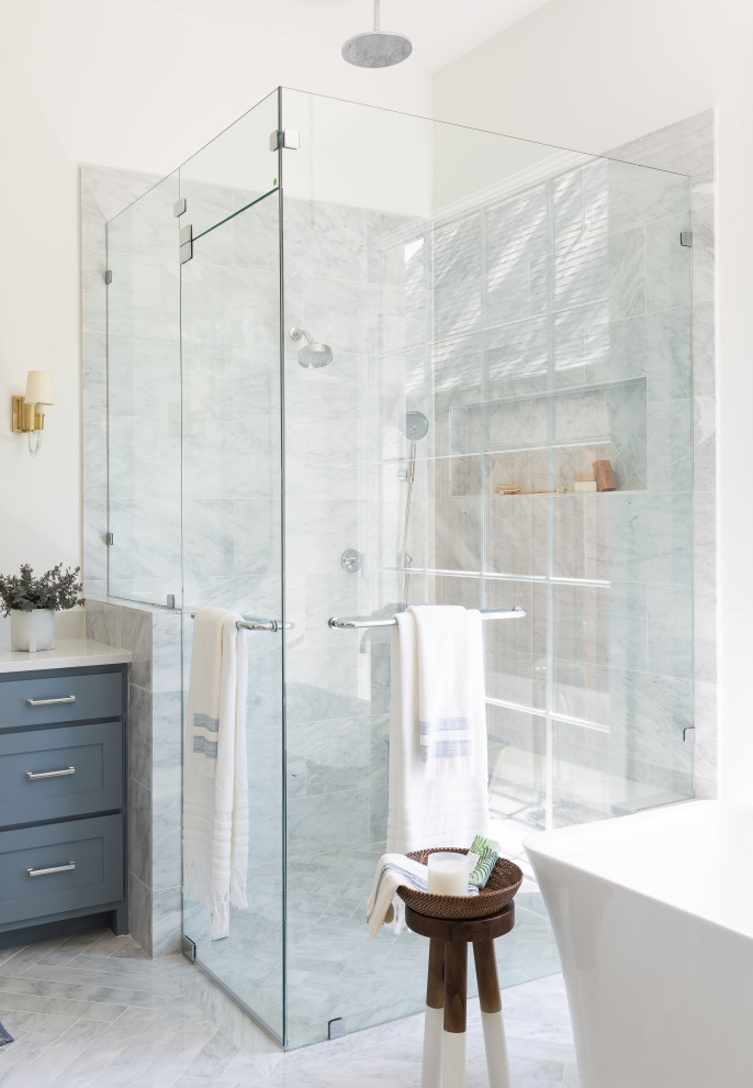 Foto på ett stort vintage vit en-suite badrum, med skåp i shakerstil, blå skåp, ett fristående badkar, en hörndusch, grå kakel, marmorkakel, grå väggar, marmorgolv, ett undermonterad handfat, bänkskiva i kvarts, grått golv och dusch med gångjärnsdörr