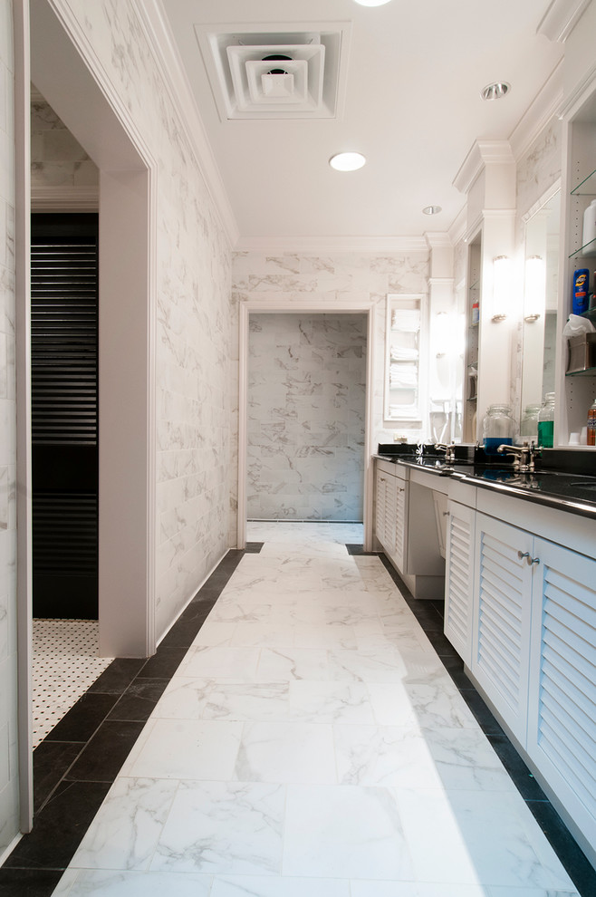 Стильный дизайн: большая ванная комната в классическом стиле с фасадами с филенкой типа жалюзи, белыми фасадами, писсуаром, белой плиткой, керамической плиткой, мраморным полом и столешницей из гранита - последний тренд