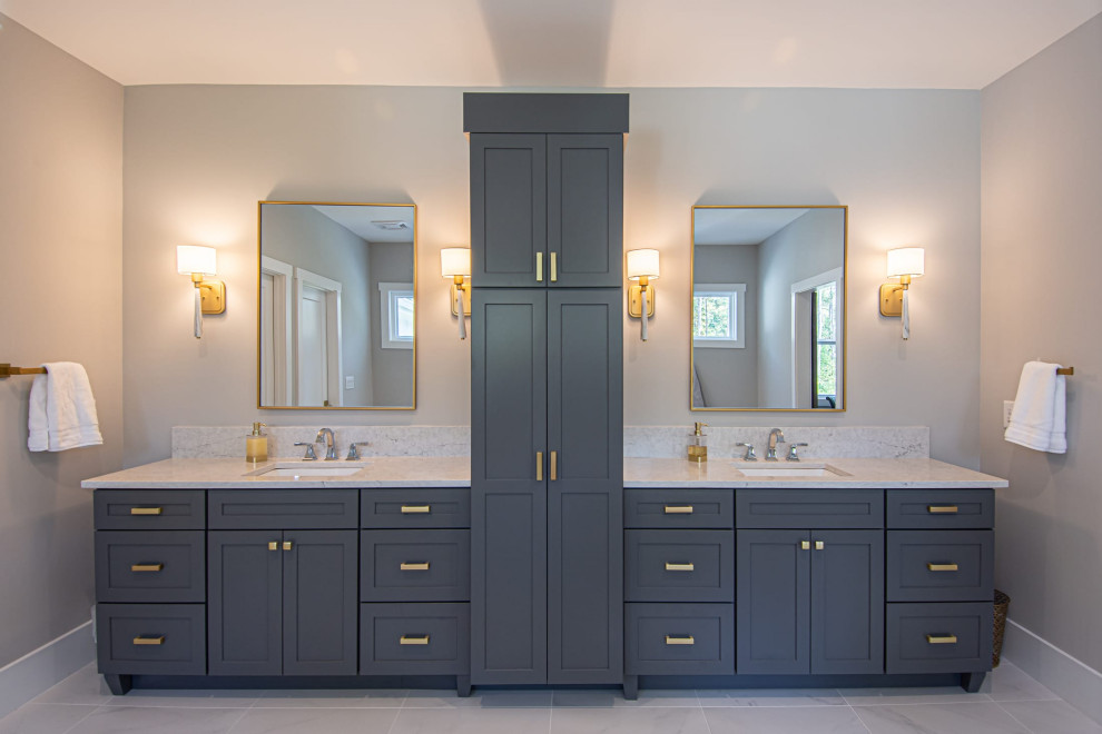 Foto de cuarto de baño principal, doble y a medida moderno con puertas de armario grises y encimeras blancas
