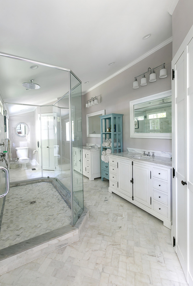 Mittelgroßes Klassisches Badezimmer En Suite mit weißen Schränken, Löwenfuß-Badewanne, offener Dusche, Toilette mit Aufsatzspülkasten, schwarz-weißen Fliesen und Unterbauwaschbecken in Charleston
