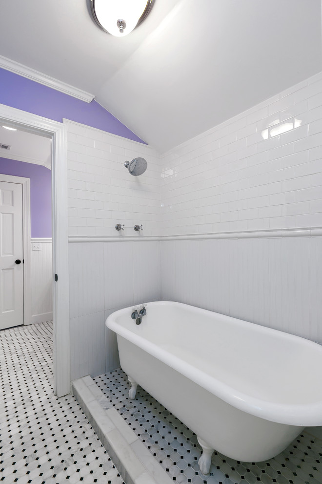 Cette image montre une salle de bain principale traditionnelle de taille moyenne avec un placard à porte shaker, des portes de placard blanches, une douche ouverte, WC à poser, un carrelage blanc, un mur violet, un lavabo encastré et aucune cabine.