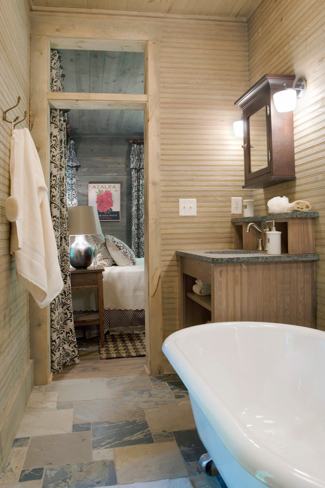 Uriges Badezimmer mit Unterbauwaschbecken, offenen Schränken, Löwenfuß-Badewanne und Steinfliesen in Atlanta