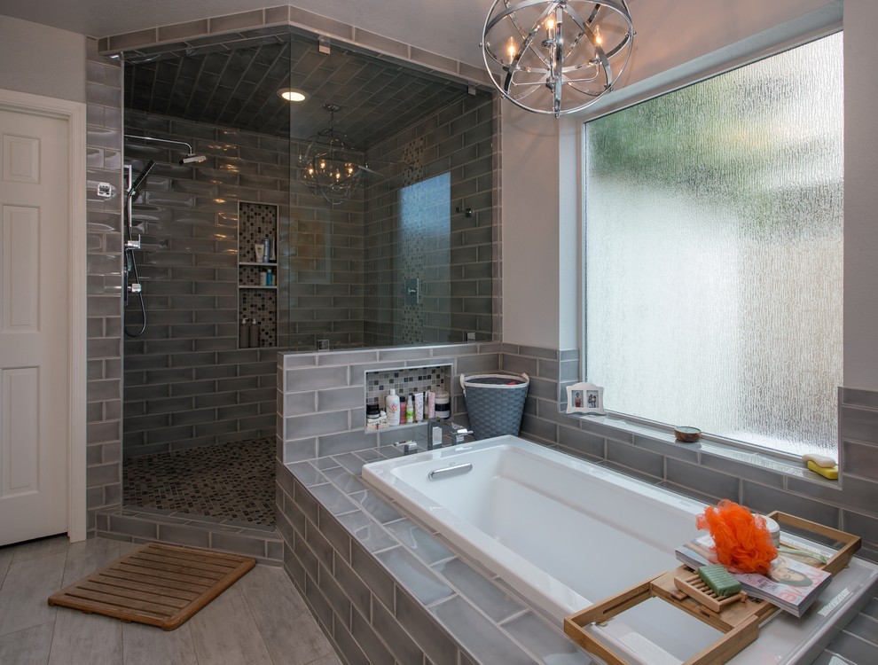 Idee per una stanza da bagno padronale minimal di medie dimensioni con vasca da incasso, doccia ad angolo, piastrelle grigie, piastrelle diamantate, pareti beige, pavimento con piastrelle in ceramica e nicchia