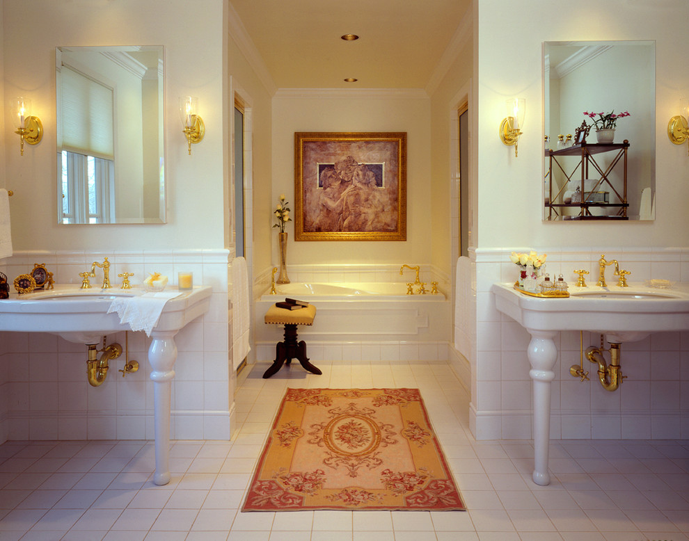 Imagen de cuarto de baño tradicional con lavabo tipo consola