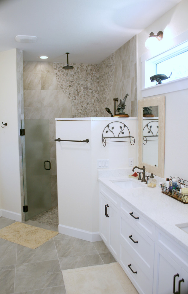 Idéer för ett modernt en-suite badrum, med skåp i shakerstil, vita skåp, en hörndusch, beige kakel, kakel i småsten, vita väggar, klinkergolv i keramik, ett undermonterad handfat, bänkskiva i täljsten, beiget golv och dusch med gångjärnsdörr