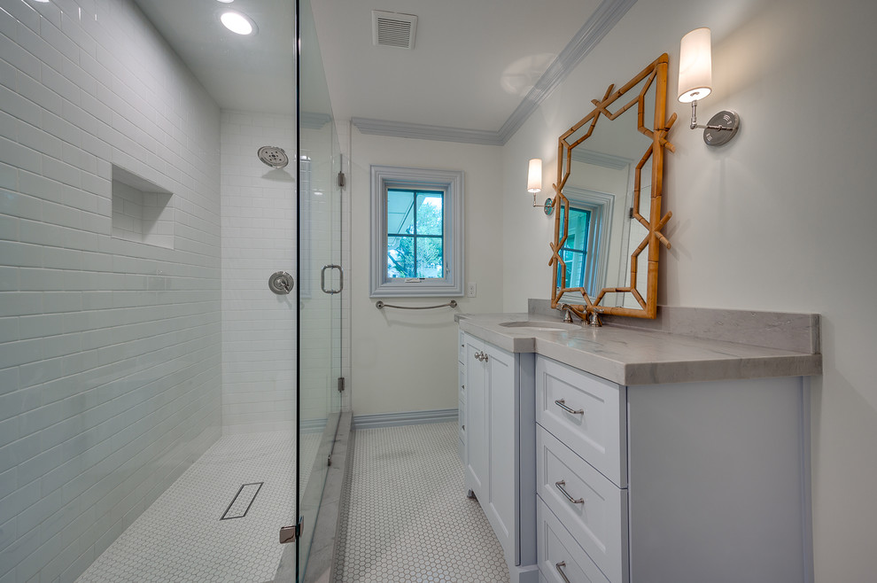 Exemple d'une salle d'eau avec un placard en trompe-l'oeil, des portes de placard bleues, une douche ouverte, un carrelage blanc, un carrelage métro, un mur blanc, un sol en carrelage de terre cuite, un lavabo encastré, un plan de toilette en marbre, un sol blanc, une cabine de douche à porte battante et un plan de toilette gris.