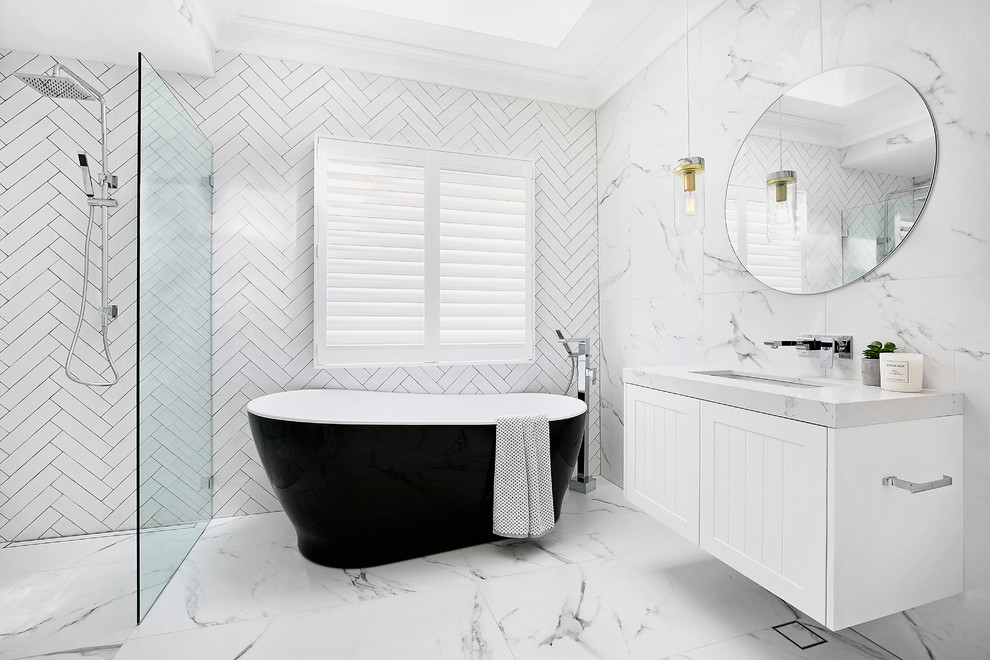 Стильный дизайн: главная ванная комната в современном стиле с фасадами с утопленной филенкой, белыми фасадами, отдельно стоящей ванной, душем без бортиков, мраморным полом, врезной раковиной и открытым душем - последний тренд