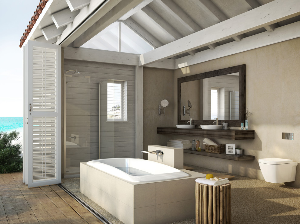 Идея дизайна: большая главная ванная комната в морском стиле с столешницей из дерева, инсталляцией, бежевыми стенами и полом из галечной плитки