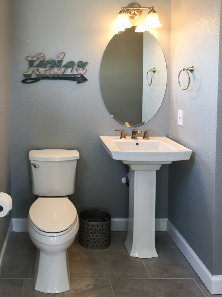 Идея дизайна: ванная комната среднего размера в морском стиле с серыми стенами, полом из керамической плитки, душевой кабиной и раковиной с пьедесталом