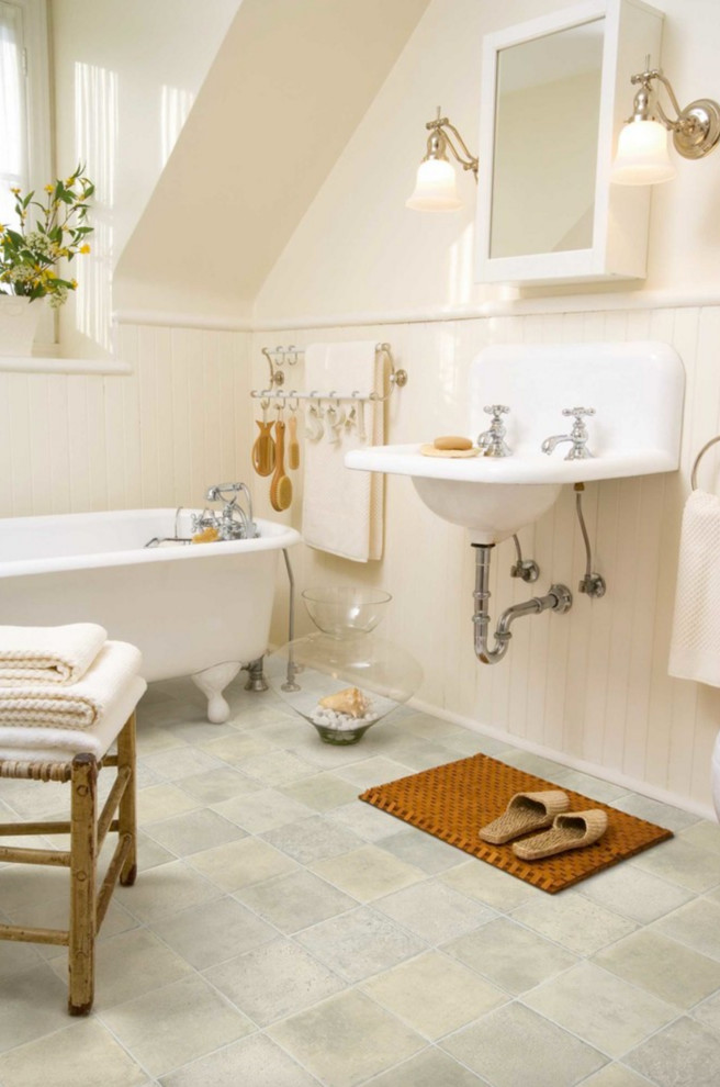 Exempel på ett mellanstort lantligt en-suite badrum, med öppna hyllor, ett badkar med tassar, beige väggar, cementgolv, ett väggmonterat handfat och grått golv