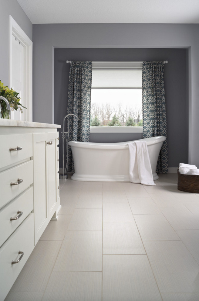 Exempel på ett stort klassiskt en-suite badrum, med släta luckor, vita skåp, ett fristående badkar, grå väggar, skiffergolv, ett undermonterad handfat, marmorbänkskiva och grått golv