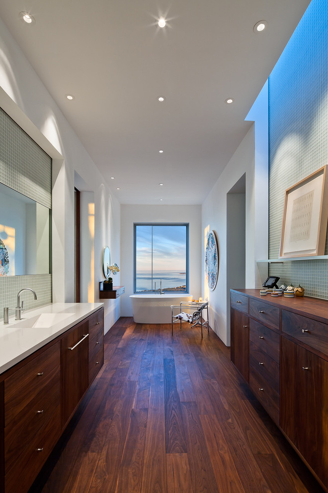 Modernes Badezimmer mit freistehender Badewanne in Santa Barbara