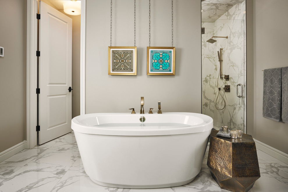 Imagen de cuarto de baño principal tradicional renovado con bañera exenta, ducha empotrada, baldosas y/o azulejos multicolor y paredes grises