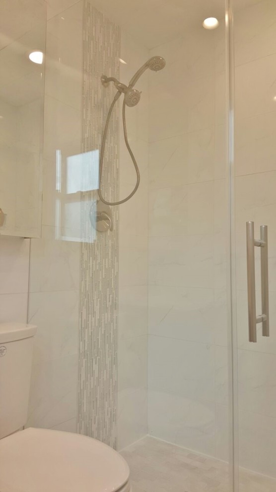 Cette photo montre une petite salle de bain principale moderne avec des portes de placard marrons, WC à poser, un carrelage blanc, des carreaux de porcelaine, un mur blanc et un sol en carrelage de porcelaine.