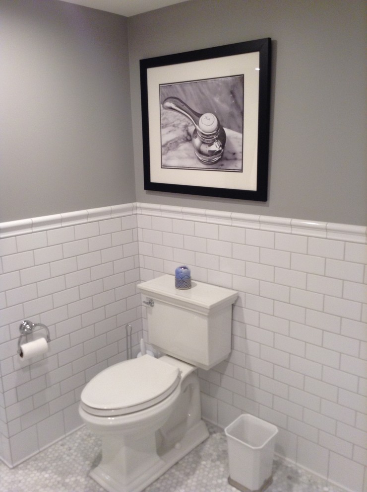 Idéer för ett mellanstort klassiskt toalett, med skåp i shakerstil, vita skåp, en toalettstol med separat cisternkåpa, vit kakel, tunnelbanekakel, grå väggar, marmorgolv, ett undermonterad handfat och marmorbänkskiva