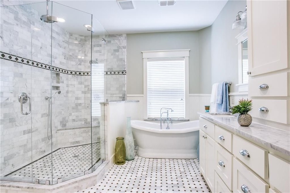 Идея дизайна: большая главная ванная комната в стиле неоклассика (современная классика) с фасадами с утопленной филенкой, белыми фасадами, отдельно стоящей ванной, двойным душем, черной плиткой, серыми стенами, полом из мозаичной плитки, врезной раковиной, мраморной столешницей, серым полом и душем с распашными дверями
